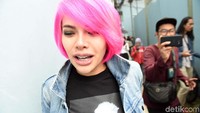 Nikita Mirzani tampil dengan gaya yang nyentrik saat ditemui di Gedung Trans TV, Jalan Kapten P. Tendean, Jakarta Selatan, Senin (15/4/2019). Foto: Noel/detikHOT