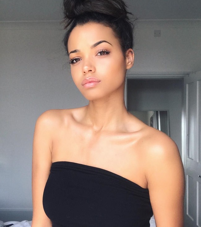 Ella bermain bersama dua aktris cantik lainnya yakni Kristen Stewart dan Naomi Scott. Dalam akun Instagram-nya, Ella beberapa kali mengunggah foto keberhasilan ketiganya. Foto: Instagram Ella Balinska