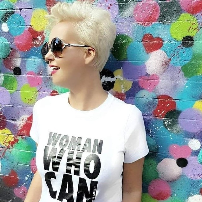 Vanessa Ogden Moss kini punya mobil mewah hingga muncul di sampul majalah ternama karena kesuksesannya. Wanita asal Inggris ini telah menghasilkan lebih dari £1.7 juta (Rp 31 miliaran) meskipun hanya bekerja beberapa jam dalam seminggu dari rumah. Foto: Dok. Instagram @vanessaogdenmoss