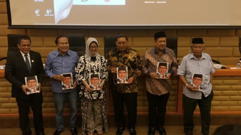 Fadli Zon Luncurkan Buku Berisi Catatan Kritis Selama Jadi Pimpinan DPR Fadli Zon Luncurkan Buku Berisi Catatan Kritis Selama Jadi Pimpinan DPR
