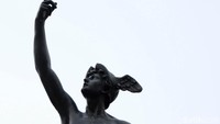 Konon, sekitar 11 tahun yang lalu, patung Hermes dihargai oleh kolektor Singapura seharga 1 milliar lebih. Begitu tingginya nilai jual dan nilai sejarah patung Hermes, hingga keberadaan patung aslinya diselamatkan dan diamankan dari tangan-tangan jahil yang hendak mencurinya. Kini yang berdiri hanyalah replika Partung Hermes di Jembatan Harmoni yang lebih kecil dari patung aslinya.
