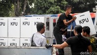 Sejumlah petugas mengangkut kotak suara untuk didistribusikan ke sejumlah TPS jelang hari pencoblosan pada 17 April mendatang.