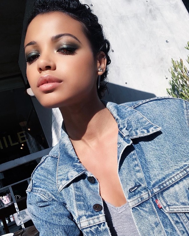 Aku sudah mulai training untuk Charlies Angels jadi aku melakukan lebih banyak kick boxing. Aku memang selalu menyukai olahraga, aku lempar lembing untuk Team London, tutur wanita yang menyukai gaya fashion Jaden Smith. Foto: Instagram Ella Balinska