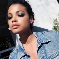 Aku sudah mulai training untuk Charlies Angels jadi aku melakukan lebih banyak kick boxing. Aku memang selalu menyukai olahraga, aku lempar lembing untuk Team London, tutur wanita yang menyukai gaya fashion Jaden Smith. Foto: Instagram Ella Balinska