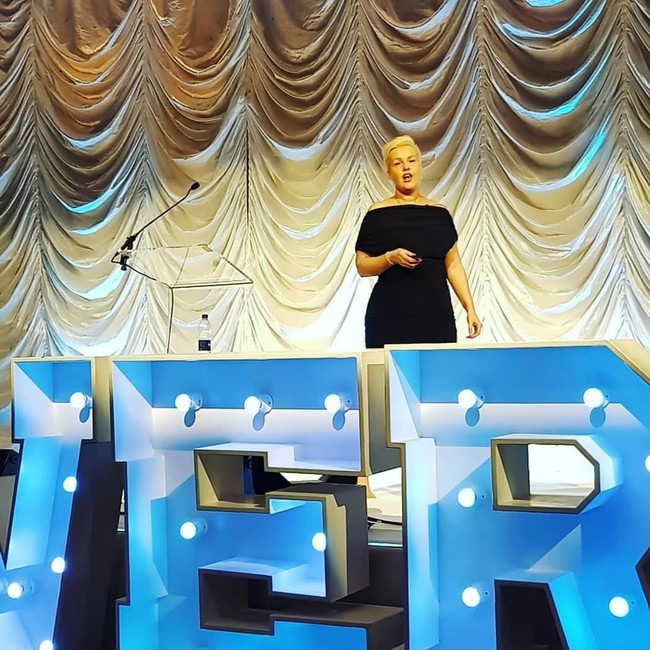 Siapa sangka Vanessa yang kini miliarder ternyata dulunya tak punya rumah. Kesuksesan Vanessa didapatkannya setelah melewati berbagai kejadian kurang menyenangkan. Mulai dari kehilangan rumah, anak yang meninggal, hingga perpisahan dengan pasangan. Foto: Dok. Instagram @vanessaogdenmoss