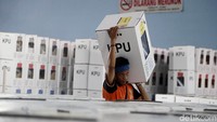 Para petugas mengangkut satu per satu kotak suara untuk didistribusikan ke sejumlah TPS di delapan kelurahan yang berada di Kecamatan Kemayoran, Jakarta.