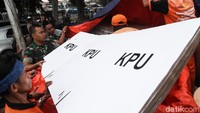 Petugas mengangkut kotak suara untuk didistribusikan ke sejumlah TPS di kawasan Kecamatan Kemayoran, Jakarta.