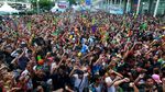 Yuk, Lihat Keseruan Warga Thailand Main Air Untuk Buang Sial