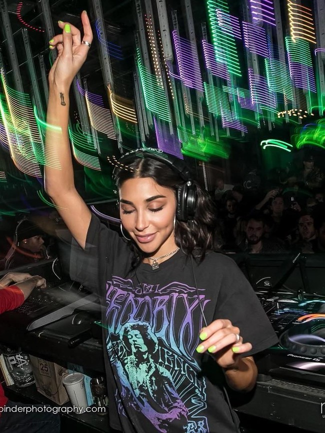 Wanita yang berprofesi sebagai DJ itu pernah menjalin hubungan cinta dengan suami Hailey Baldwin di tahun 2014. Di tahun yang sama, Chantel dan Bieber sama-sama masuk penjara.  Foto: Instagram