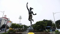 Patung Hermes di Harmoni, Jakarta, ditutupi kain, Senin (15/4/2019).