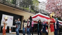 Di Kroasia, pencoblosan digelar di KBRI Kota Zagreb. Para WNI terlihat berdansa dan berpakaian adat khas Indonesia. Dok. KBRI Kroasia.