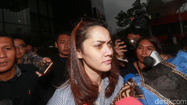 Ke Mana Senyum Siesa Usai Diperiksa KPK?