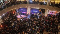 Para penonton tampaknya tak mau kehilangan momen tersebut, sehingga banyak di antara mereka merekam momen tersebut. Foto: Rifkianto Nugroho/detikHOT