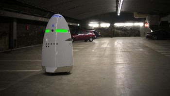 Di lingkungan Silicon Valley kalian akan bertemu K-5, robot satpam yang dikembangkan Knightscope. Robot ini akan mengawasi dengan memindai plat nomor kendaraan dan mengirimnya ke pihak berwenang untuk ditindak. Foto: via Trend Chaser