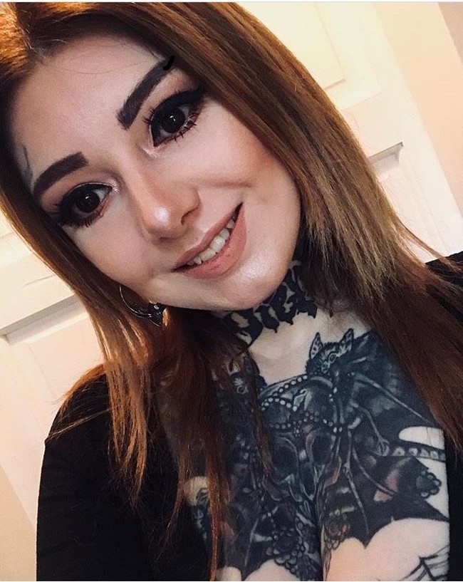 Selain kata terkutuk, Kayleigh juga mentato wajahnya dengan gambar bunga mawar untuk melambangkan romansa dan kecantikan serta dedaunan untuk memiliki awal yang baru. Saya memilih kata dikutuk karena saya adalah orang yang sangat bermasalah, saya merasa dikutuk karena tidak ada yang cocok untuk saya, terutama dalam hubungan, jelas Kayleigh. Foto: Dok. Instagram @kayleighpeachtatto