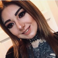 Selain kata terkutuk, Kayleigh juga mentato wajahnya dengan gambar bunga mawar untuk melambangkan romansa dan kecantikan serta dedaunan untuk memiliki awal yang baru. Saya memilih kata dikutuk karena saya adalah orang yang sangat bermasalah, saya merasa dikutuk karena tidak ada yang cocok untuk saya, terutama dalam hubungan, jelas Kayleigh. Foto: Dok. Instagram @kayleighpeachtatto