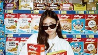 Ke supermarket, Naomi tampak memegang dua kardus sereal yang sering ia nikmati saat sarapan. Foto: Instagram@naomi.paulinda
