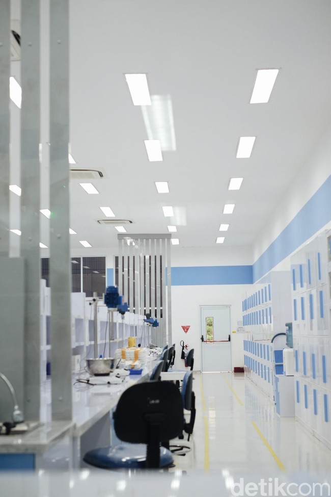 Selanjutnya adalah Laboratorium Emulsi. Di sini para peneliti melakukan uju coba untuk produk emusli oil in water seperti krim siang, krim malam dan body lotion, dan juga water in oil seperti maskara dan lip cream. Foto: Silmia Putri/Wolipop