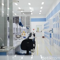 Selanjutnya adalah Laboratorium Emulsi. Di sini para peneliti melakukan uju coba untuk produk emusli oil in water seperti krim siang, krim malam dan body lotion, dan juga water in oil seperti maskara dan lip cream. Foto: Silmia Putri/Wolipop