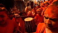 Selain Nepal, festival ini juga ramai dirayakan oleh warga di India dan Pakistan.