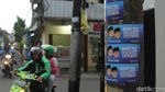 Stiker Kampanye Masih Mejeng di Kawasan Gandaria