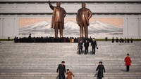 Kim Il-Sung yang merupakan kakek pemimpin Korut Kim Jong-Un ini, dilahirkan pada 15 April 1912 dan meninggal dunia pada 8 Juli 1994. Hari lahir Kim Il-Sung yang disebut Hari Matahari diperingati setiap tahunnya secara besar-besaran oleh rakyat Korut. Foto: Photo by Ed JONES/AFP
