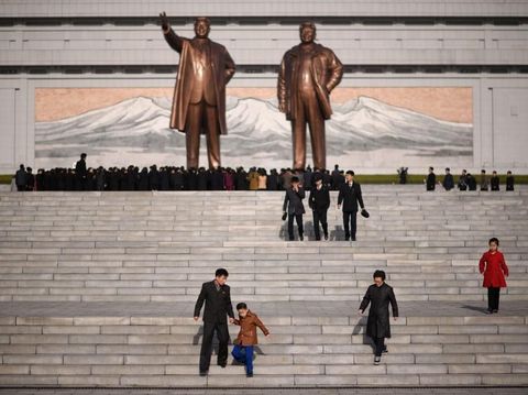 Warga Korut beramai-ramai memberikan penghormatan kepada mendiang Kim Il-Sung