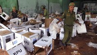 Petugas Hansip membawa kotak surat suara Pemilu 2019 yang rusak akibat terkena banjir di Gedung GOR Serbaguna, Ciseeng, Kabupaten Bogor, Jawa Barat. Antara Foto/Arif Firmansyah.