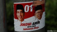 Begini penampakan stiker kampanye yang masih mejeng di sejumlah tiang listrik.