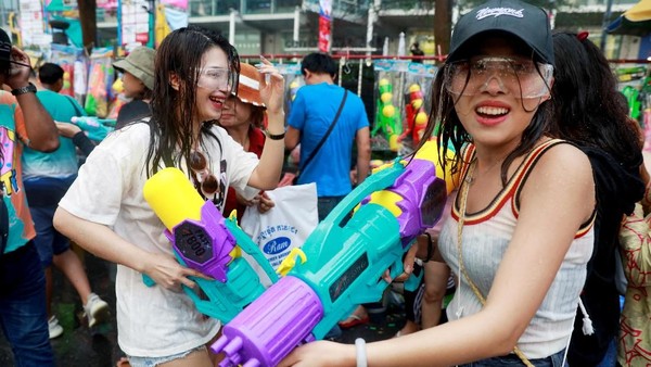 Yuk, Lihat Keseruan Warga Thailand Main Air Untuk Buang Sial