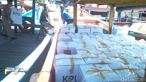 KPU Cilacap distribusikan logistik pemilu ke Kampung Laut pakai kapal.