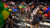 Inilah bulan yang paling dinantikan masyarakat Thailand. Di bulan April ini ada perayaan Songkran. Songkran Tahun Baru Thailand dan hari libur nasional (AFP)