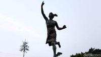 Patung Hermes di jembatan Harmoni, Jakarta, dipercaya sebagai simbol keberuntungan. Dimana jembatan harmoni yang saat itu merupakan penghubung jalur perdagangan dan bisnis.