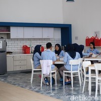 Laboratorium utama yang terakhir adalah Laboratorium Likuid-Surfakta. Produk seperti sampo, micellar water, dan body mist dibuat di sini. Foto: Silmia Putri/Wolipop