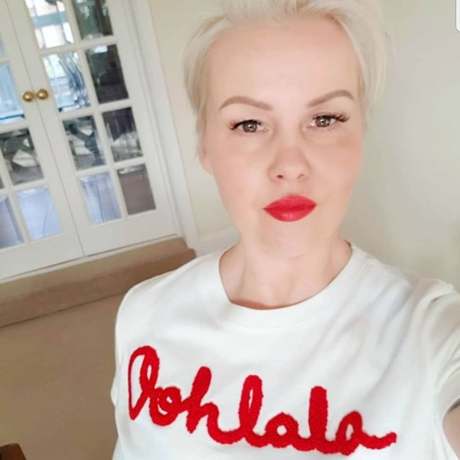 Sepuluh tahun kemudian, Vanessa membangun perusahaan di mana orang-orang bisa mengikuti kursusnya secara online. Melalui program Master Classes, Vanessa mengajarkan pada wirausahawan baru bagaimana cara mengembangkan bisnis.  Kini Vanessa hanya perlu bekerja beberapa tiga jam dari rumah untuk menghasilkan £25,000 (Rp 466 jutaan) sehari.  Foto: Dok. Instagram @vanessaogdenmoss