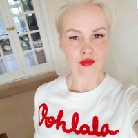 Sepuluh tahun kemudian, Vanessa membangun perusahaan di mana orang-orang bisa mengikuti kursusnya secara online. Melalui program Master Classes, Vanessa mengajarkan pada wirausahawan baru bagaimana cara mengembangkan bisnis.  Kini Vanessa hanya perlu bekerja beberapa tiga jam dari rumah untuk menghasilkan £25,000 (Rp 466 jutaan) sehari.  Foto: Dok. Instagram @vanessaogdenmoss