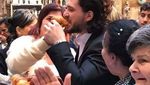Gaya Kit Harington, si Jon Snow di GOT yang Hobi Ngopi dan Makan