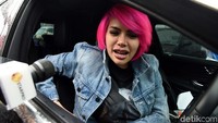 Nikita Mirzani tampil berubah dengan warna rambut merah muda. Nikita tampil nyentrik meski lagi hamil.  Foto: Noel/detikHOT