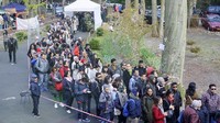 Antrean warga yang akan mencoblos tampak mengular panjang. Andre-Yance/PPLN Den Haag.