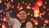Carlo Sabba dan Mario Ginanjar pun memperkenalkan para personel Kahitna satu per satu. Foto: Rikianto Nugroho/detikHOT