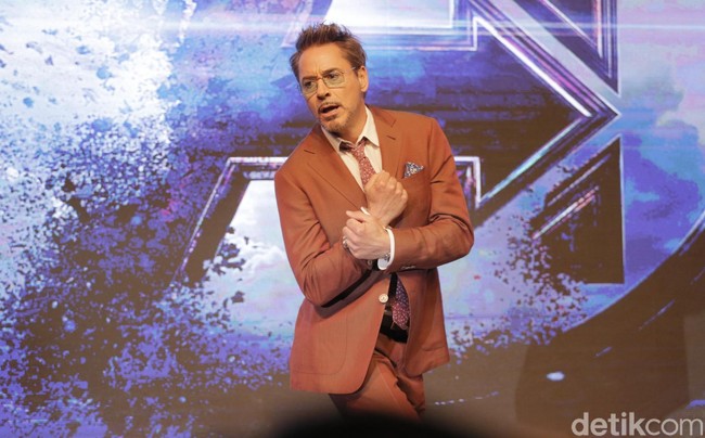 Robert Downey Jr. tampil keren jadi Iron Man di Avengers: Endgame. Tubuh atletis dan berotot ia dapatkan dengan menjalani diet sehat kaya protein. Setiap harinya Tony Stark sarapan sehat dengan roti, dua butir telur ditambah irisan tomaat. Dia juga minum susu skim rendah lemak. Sementara pembentukan tubuhnya dilakukan dengan yoga dan olahraga menggunakan roda truk besar. Foto: Asep/detikHOT