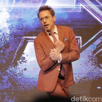 Robert Downey Jr. tampil keren jadi Iron Man di Avengers: Endgame. Tubuh atletis dan berotot ia dapatkan dengan menjalani diet sehat kaya protein. Setiap harinya Tony Stark sarapan sehat dengan roti, dua butir telur ditambah irisan tomaat. Dia juga minum susu skim rendah lemak. Sementara pembentukan tubuhnya dilakukan dengan yoga dan olahraga menggunakan roda truk besar. Foto: Asep/detikHOT