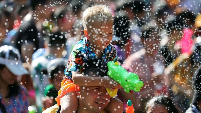 Bulan April menjadi sangat istimewa bagi masyarakat Thailand karena adanya Songkran. Songkran adalah tahun baru Thailand yang mengharuskan kamu basah-basahan.
