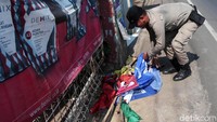 Beragam bendera parpol diturunkan.