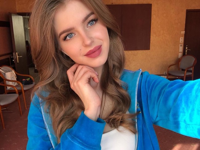  Alina Sanko berhasil memukau para juri kontes Miss Rusia 2019 dan mengalahkan 49 kontestan lainnya saat malam final kompetisi di aula Barvikha Luxury Village, Moskow, pada Sabtu (13/4/2019). Foto: Instagram @ms.alinasanko
