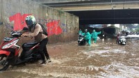 Hujan yang mengguyur wilayah Bekasi Senin (15/4/2019) siang membuat Jalan Kyai Haji Noer Ali terendam banjir.