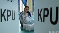 Seorang petugas melakukan penghitungan surat suara sebelum didistribusikan ke sejumlah TPS untuk digunakan pada hari pencoblosan 17 April mendatang.