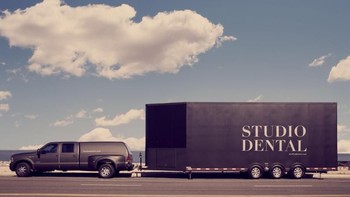 Ketika kalian terlalu sibuk dan tidak sempat ke dokter gigi, maka dokter gigi yang akan berkeliling mendatangi orang-orang menggunakan mobil truk seperti ini. Foto: via Trend Chaser