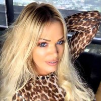 Di hari fotoku di hapus oleh Instagram, aku memposting ulang foto itu dengan versi disensor--tapi foto itu juga dihapus oleh Instagram. Sepertinya aku menjadi target. Menurutku Instagram sudah terlalu jauh untuk kebebasan bersuara, ujar Gina. Foto: Instagram @ginastewart