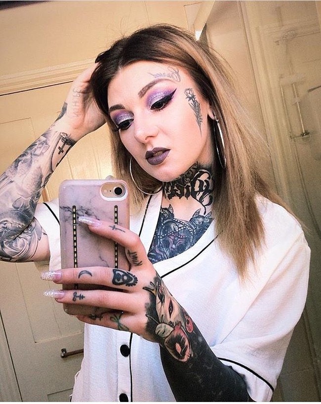 Kayleigh Peach memiliki mimpi untuk menjadi seniman tato yang sukses. Pada hari pertama dirinya magang di sebuah perusahaan, Kayleigh mentato wajahnya dengan kata terkutuk. Hal itu pun membuat dirinya percaya bahwa kebanyakan calon atasan tak mau menerimanya, dan ia tak punya pilihan selain mengejar ambisinya. Foto: Dok. Instagram @kayleighpeachtatto